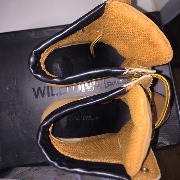 Tan platform ankle bootie👢 - Picture 3 of 8